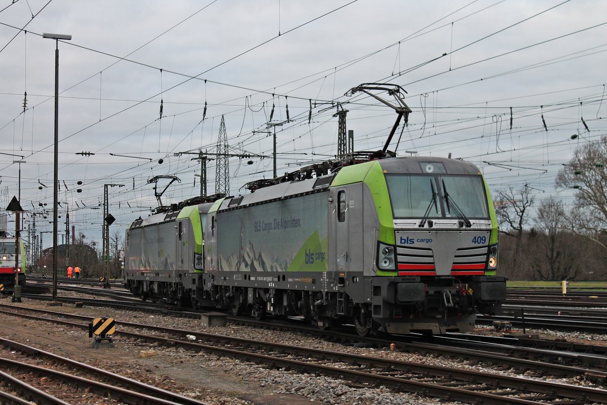 Nachschuss auf Re 475 409, als diese am Nachmittag des 30.01.2018 zusammen mit Re 475 405 aus dem BLSC-Abstellbereich im Badischen Bahnhof von Basel in Richtung nördliche Ausfahrtgruppe zu rangieren, um dort dann Richtung Süden zu wenden.