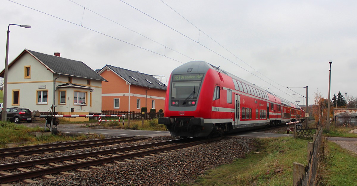 Nachschuß auf den RE 4767, der am 13.11.2014 am Blok in Niederhohndorf vorbeifährt. Zuglok war interessanterweise an jenem Tag die 182 021-4 und dazu das Wagenmaterial von der S-Bahn Dresden.