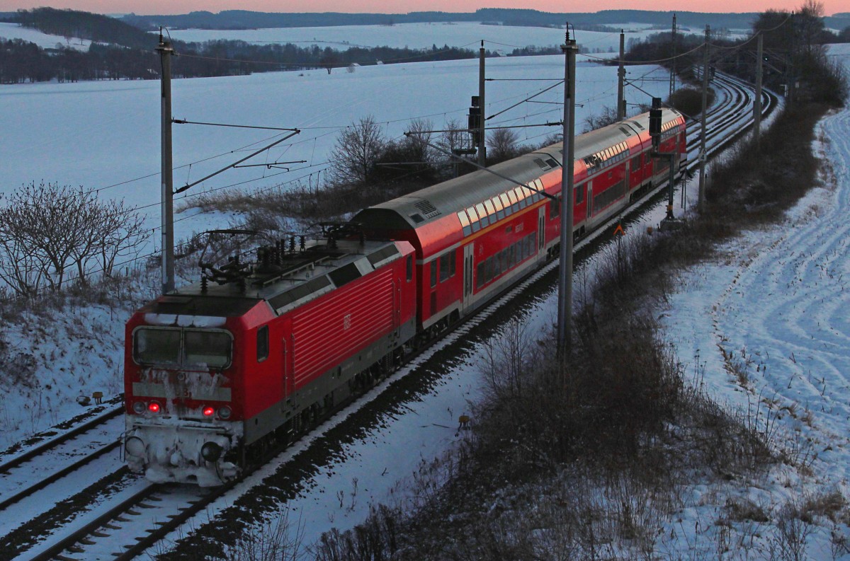 Nachschuß auf den RE 4790 (Dresden Hbf - Hof Hbf) der am 19.01.2016 gerade das Bogendreieck in Werdau passiert hat. Nächster Halt ist Reichenbach (Vogtl).