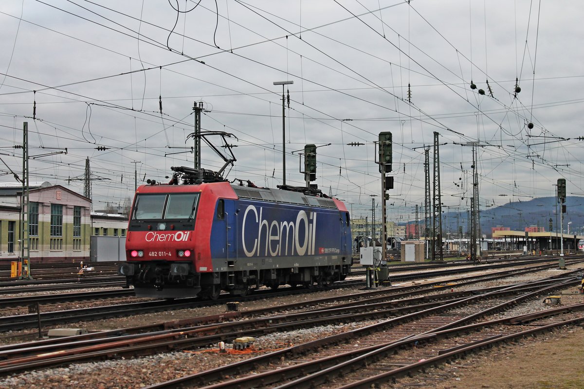 Nachschuss auf Re 482 011-4  ChemOil , als diese am Nachmittag des 30.01.2018 als Lokzug über Gleis 1 durch den Badischen Bahnhof von Basel gen Süden fuhr.
