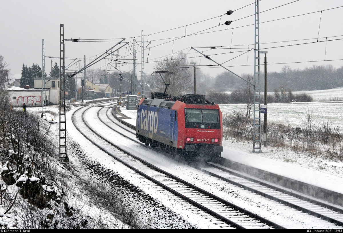 Nachschuss auf Re 482 019-7 als Tfzf Richtung Halle Rosengarten im Hp Zscherben auf Gleis 2.

🧰 SBB Cargo AG
🚩 Bahnstrecke Halle–Hann. Münden (KBS 590)
🕓 3.1.2021 | 13:53 Uhr