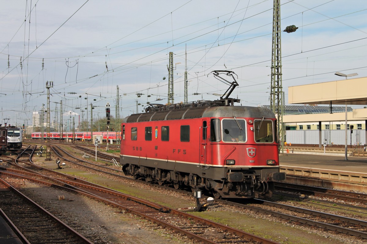 Nachschuss auf Re 6/6 11607  Wattwil  am 14.11.2014, als sie als Lokzug durch den Badischen Bahnhof von Basel gen Weil am RHein/Haltingen fuhr, um dort einen Güterzug in Richtung Schweiz zu übernehmen. Am Linken Bildrand ist auch die 187 004-7 wärend Personalschulungen für BLS Cargo zu sehen.