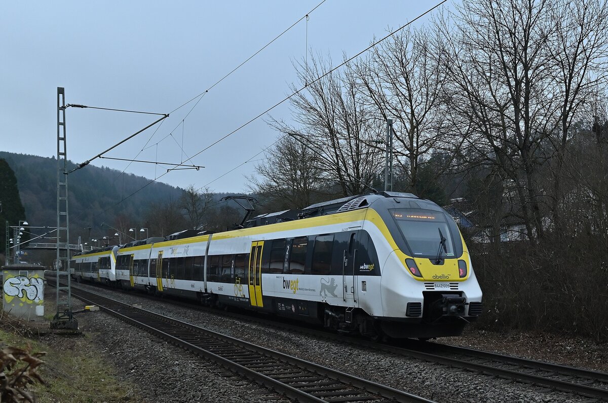 Nachschuß auf den RE10a der am Samstag den 15.1.2022 gen Mannheim Hbf fahrend hier in Neckargerach zusehen ist. Der Zug besteht aus den beiden dreiteiligen Triebwagen 8442 609 am Zugschluß und den führenden 8442 123. 