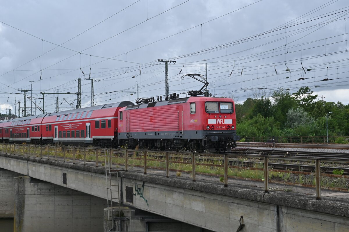 Nachschuß auf den RE12 nach Tübingen. Hier fährt die WFL über die Neckarbrücke gen Stuttgart am Dienstag den 3.August 2021