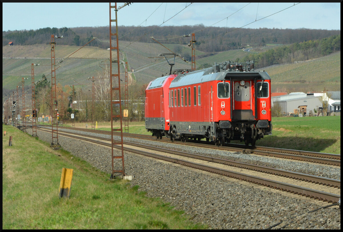 Nachschuss auf den roten Messwagen 63 80 99-92 005-7 Dienstm³¹² und die DB 101 078-4, die am 14.03.2024 bei Retzbach im Maintal um die Kurve kamen.