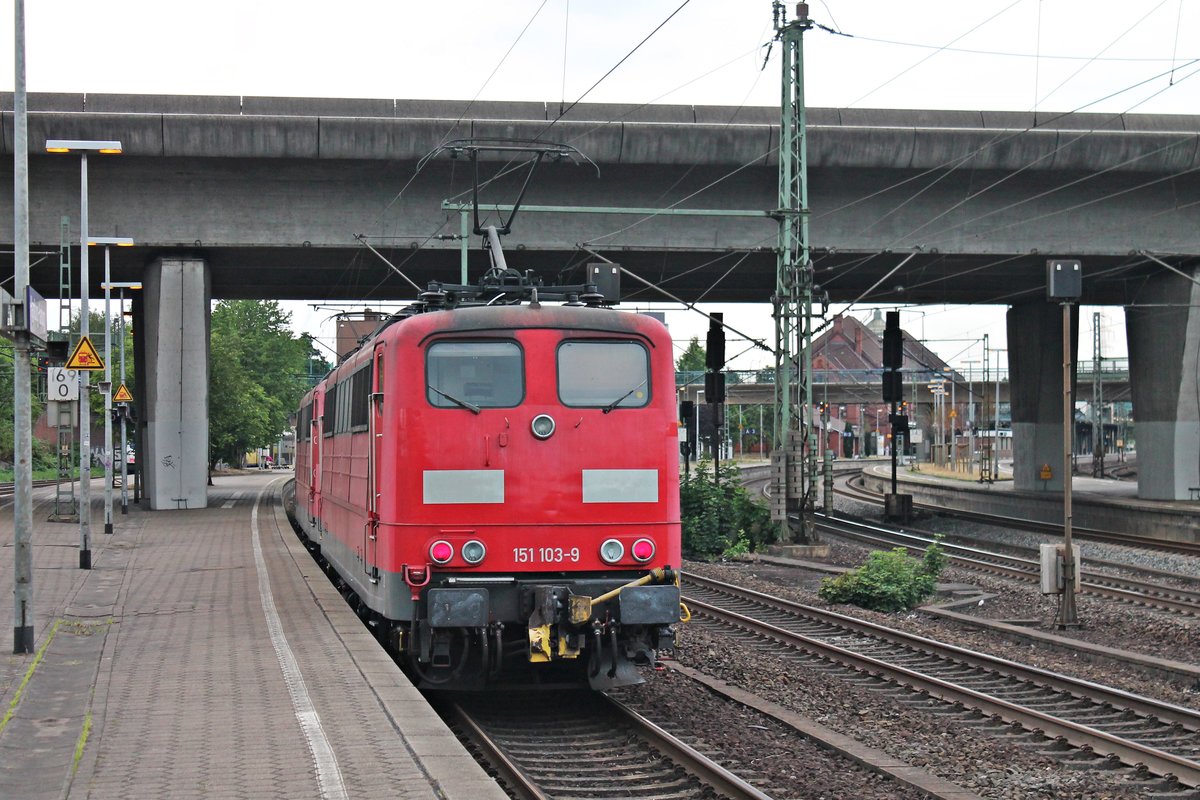 Nachschuss auf Rpool/DBC 151 103-9, als diese am Abend des 18.07.2019 zusammen mit Rpool/DBC 151 110-4 als Lokzug (Maschen - Hamburg Hansaport) über Gleis 5 durch den Bahnhof von Hamburg Harburg in Richtung Hafen fuhren, um dort dann ihren nächsten Erzzug zu bespannen.