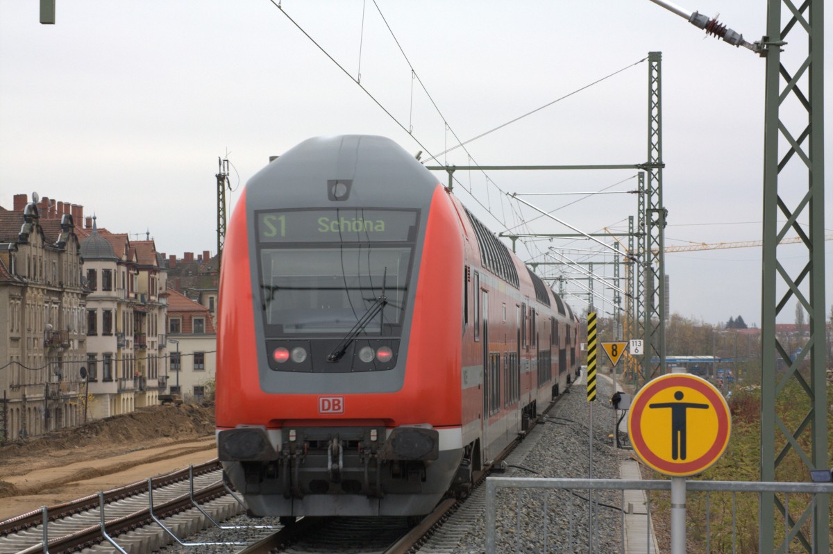 Nachschuss auf die S -Bahn nach Schna, hier auf der neuen Trasse in Dresden Pieschen,21.11.2013,12:03 Uhr