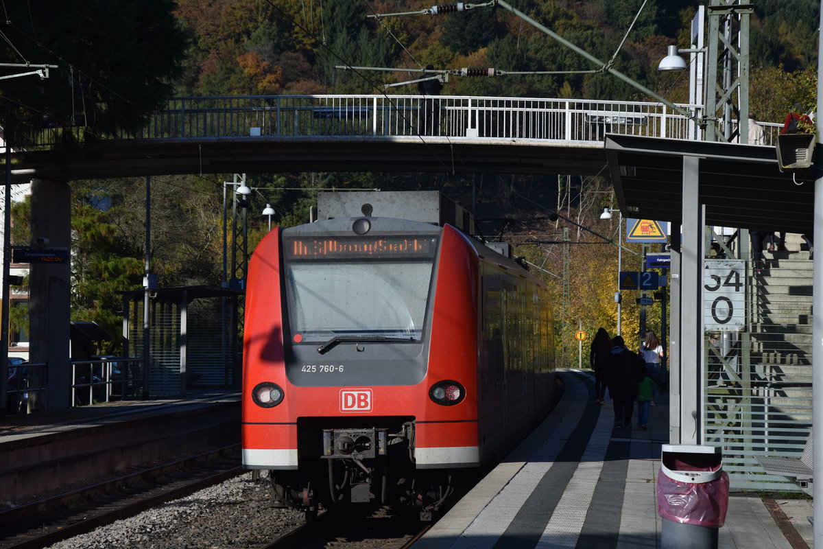 Nachschuß auf eine S1 die hier gerade in Neckargerach einfährt.
Es ist der 425 760-6. 31.10.2016