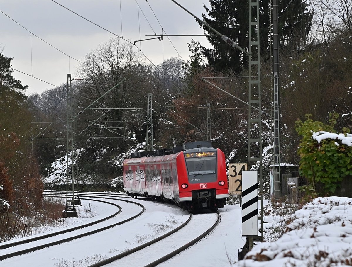 Nachschuß auf eine S1 nach Osterburken die gerade Neckargerach gen Binau verlässt.
Es handelt 425 760 auf den der Blick fällt. 26.1.2021
