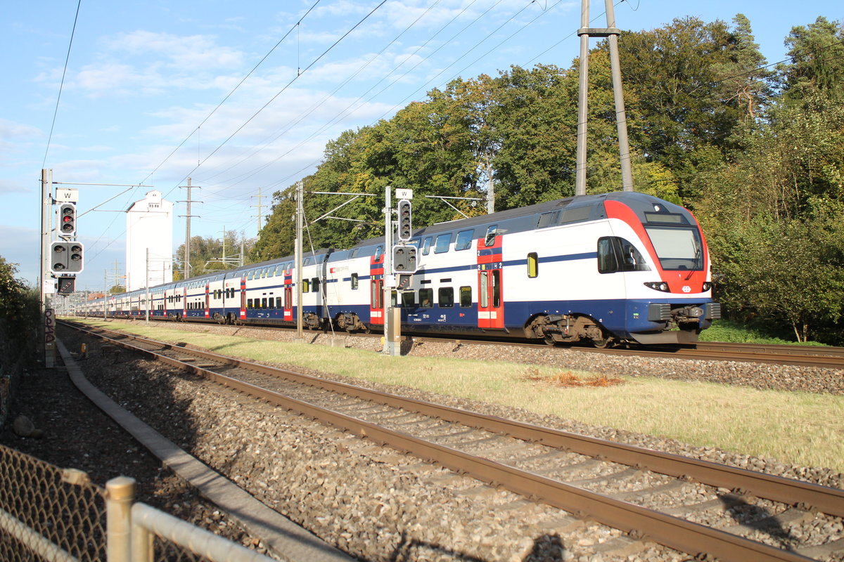 Nachschuss auf eine S12 nach Wil am 8.10.2019 mit dem RABe 511 062 als Schlusseinheit (RABe 511 055 an der Spitze) kurz vor Winterthur bei der Tössmühle. Aufgrund der Perronlängen zwischen Winterthur und Wil wird der RABe 511 062 in Winterthur abgehängt.