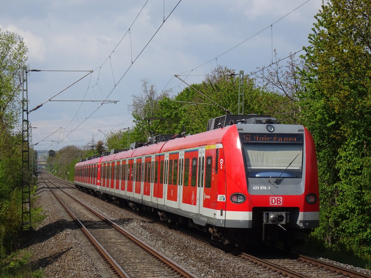 Nachschuß auf S2 in Form von 423 376 (bzw. 876) und einem weiteren 423 in Frankfurt-Zeilsheim. 