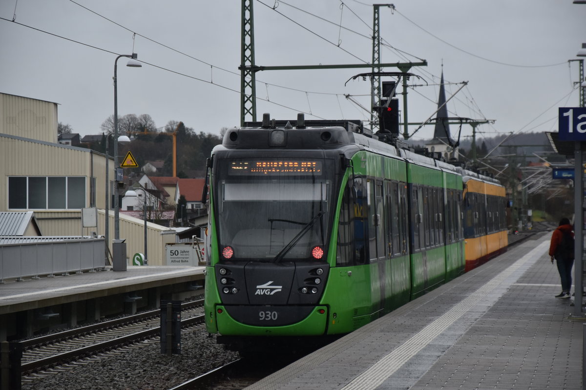 Nachschuß auf die S42 Doppeleinheit bestehend aus den AVG-Triebwagen 925 und 930 die am Montag den 17.2.2020 im Bahnhof Sinsheim Museum/Arena stehend und gen Heilbronn Willy- Brand-Platz fahrend zu sehen sind.