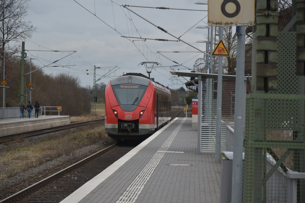 Nachschuß auf eine S8 die gen Hagen unterwegs ist am 28.2.2017, es ist der 1440 813-2 der hier den Rücken zeigt. 