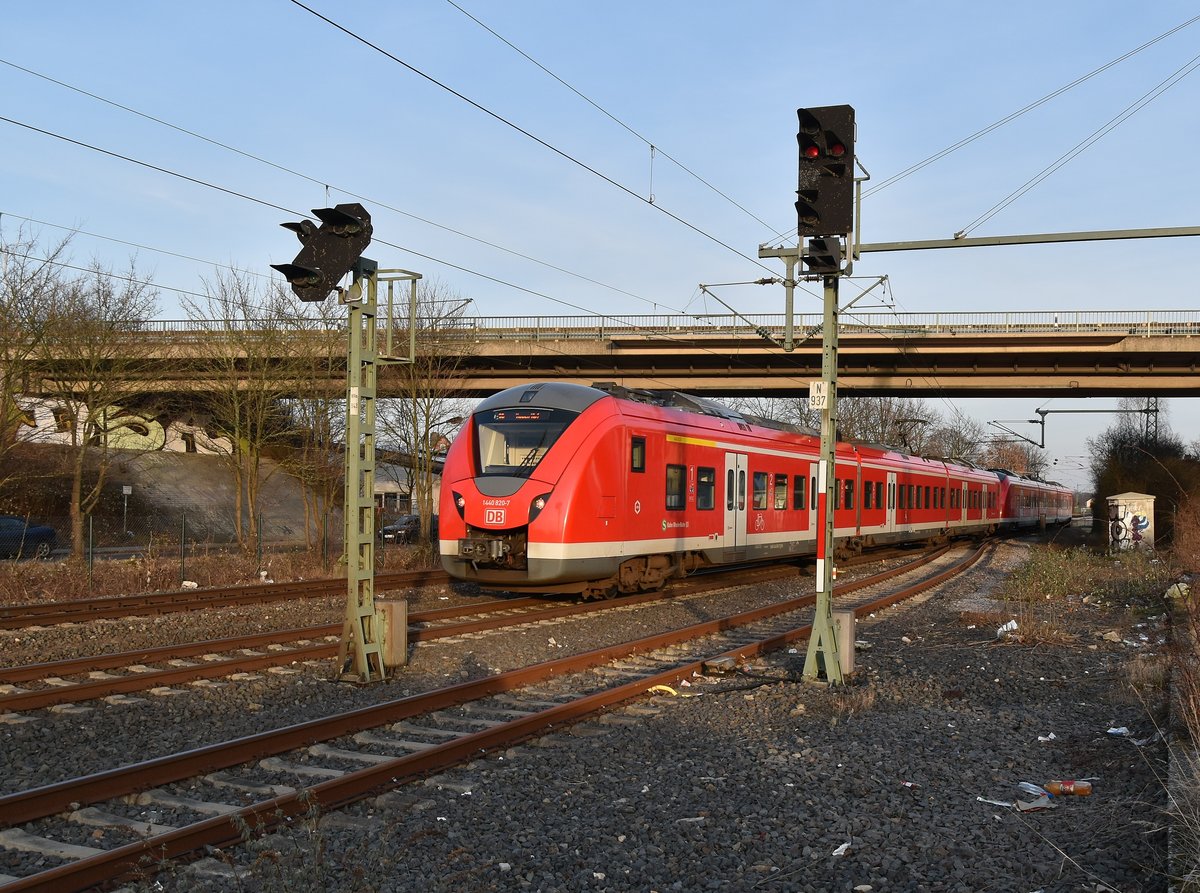Nachschuß auf die S8 nach Wuppertal-Barmen, an dessen Ende der 1440 820-7 zu sehen ist. Aufgenommen ist das Bild am Donnerstag den 1.3.2018 im besten Abendlicht.