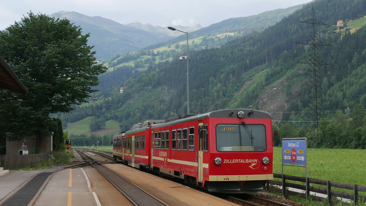 Nachschuss auf die Sandwichgarnitur der Zillertalbahn R164 bei Ausfahrt aus Aschau nach Jenbach; 07.06.2018

