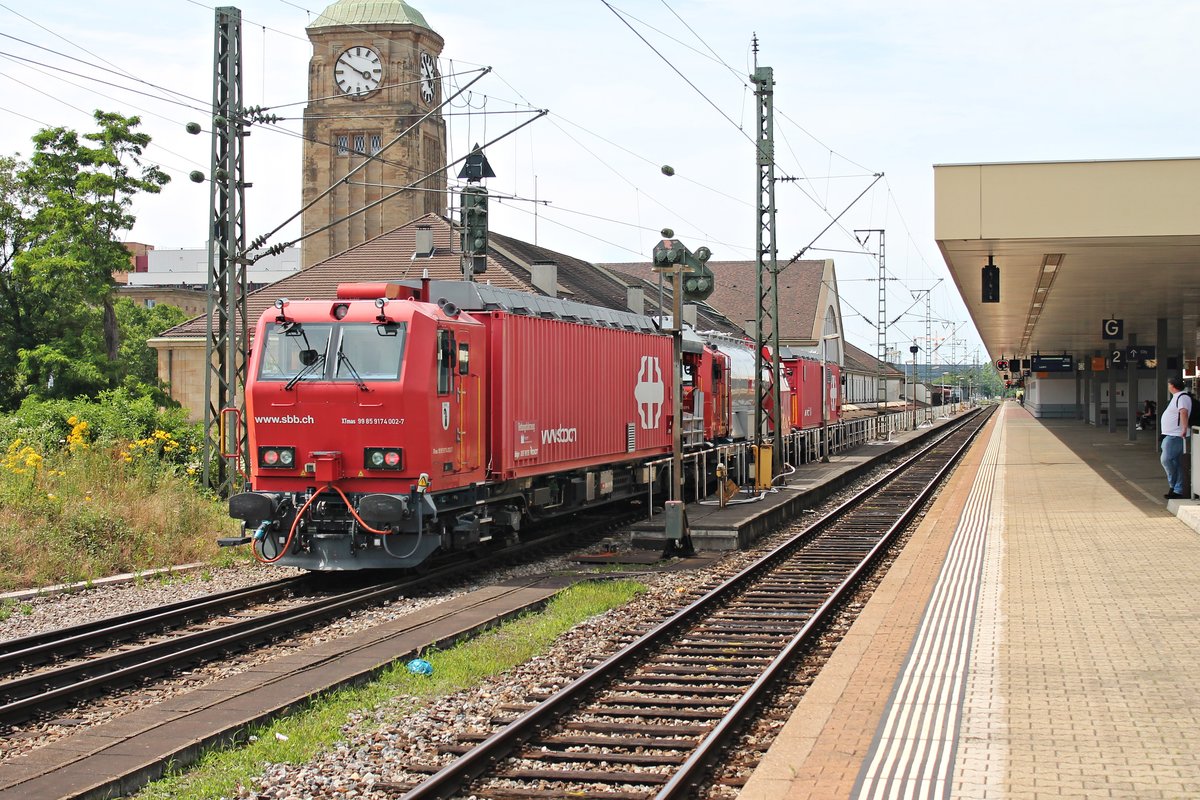 Nachschuss auf den SBB Lösch- und Rettungszug XTmas 174 002-7  Basel  am 26.06.2015, als dieser über Gleis 1 durch den Badischen Bahnhof von Basel gen Basel Bad Rbf/Weil am Rhein fuhr.