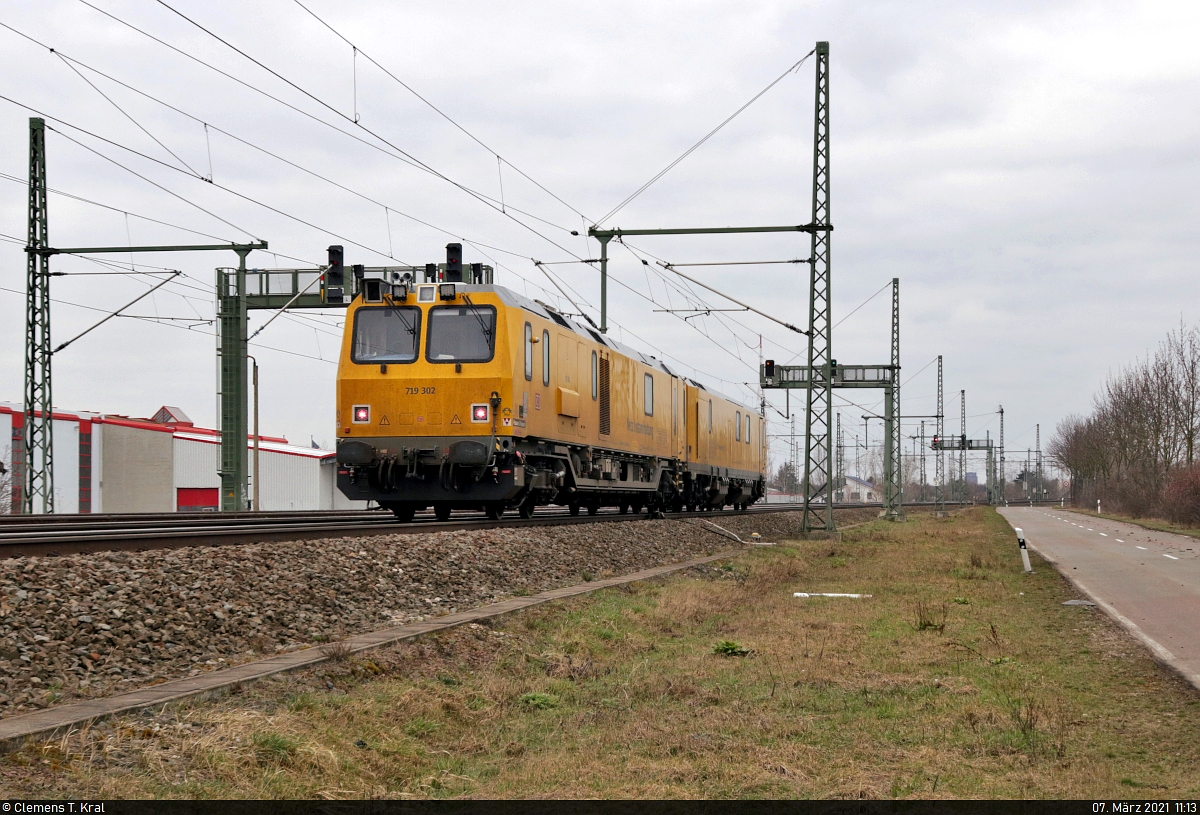 Nachschuss auf Schienenprüfzug (SPZ) 719 302 (Plasser & Theurer 6048 | 99 80 9360 008-3 D-DB) in Halle-Bruckdorf, Alte Schmiede, Richtung Halle(Saale)Hbf.

🧰 DB Netz AG (DB Netz Instandhaltung | Fahrwegmessung)
🚩 Bahnstrecke Magdeburg–Leipzig (KBS 340)
🕓 7.3.2021 | 11:13 Uhr