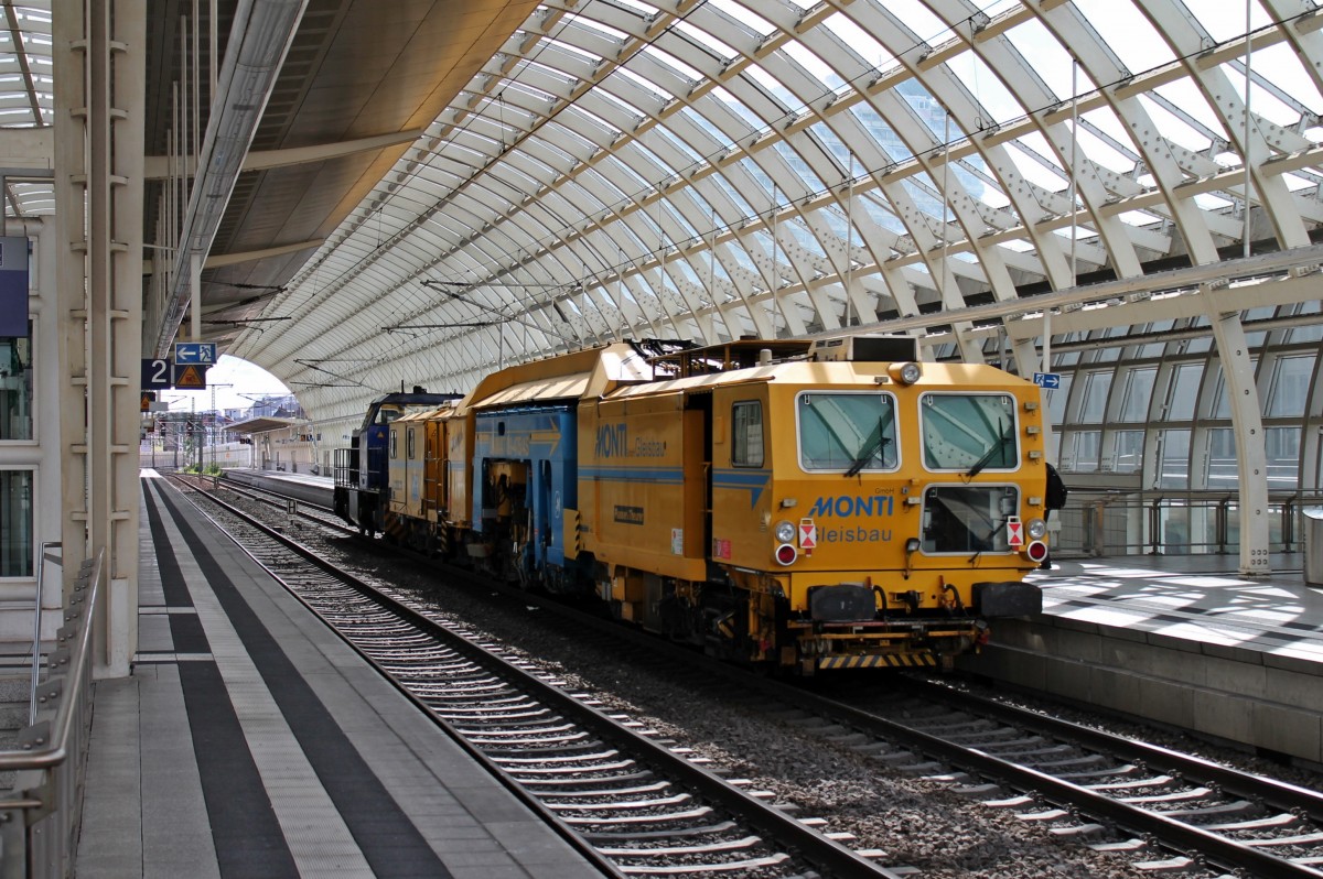 Nachschuss auf eine Schienenstopfmaschiene der Firma Monti, die am 24.05.2014 von ESG 8  Schwaben-Sprinter  (275 108-9) durch Ludwigshafen (Rhein) Mitte gezogen wird.