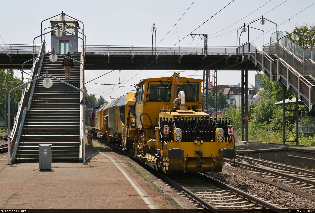 Nachschuss auf eine Schotterplanier- und Profilierungsmaschine Plasser & Theurer SSP 110 SW, die zusammen mit einer unbekannten Gleisstopfmaschine von 213 335-3 (DB V 100 2335) durch den Bahnhof Ludwigsburg auf Gleis 3 (S-Bahn) Richtung Kornwestheim gezogen wird.

🧰 DB Bahnbau Gruppe GmbH | Eisenbahn-Betriebsgesellschaft Neckar-Schwarzwald-Alb mbH (NeSA)
🕓 11.6.2021 | 11:46 Uhr