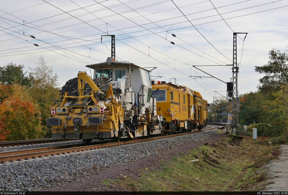 Nachschuss auf eine Schotterplanier- und Profilierungsmaschine Plasser & Theurer SSP 110 SW (99 80 9425 024-3 D-ERD), die mit Universalstopfmaschine Plasser & Theurer Unimat 09-4x4/4S (99 80 9121 010-9 D-ERD) den Hp Magdeburg Herrenkrug Richtung Biederitz durchfährt.

🧰 Eiffage Infra-Rail GmbH
🚩 Bahnstrecke Berlin–Magdeburg (KBS 201)
🕓 25.10.2021 | 13:05 Uhr
