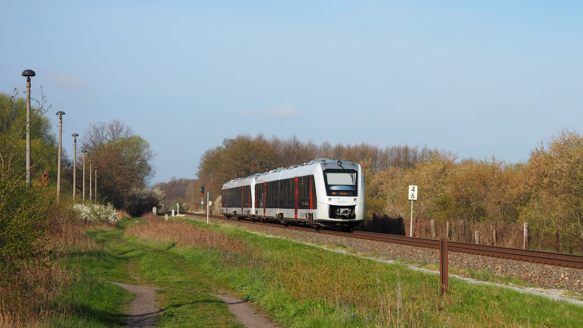 Nachschuss auf den seit dem 24.4.21 via Dessau umgeleiteten HBX (Harz-Berlin-Express) von Abellio mit Fahrtziel Goslar. Grund sind Brückenbauarbeiten bei Magdeburg, weswegen der Zug großräumig umgeleitet wird. Es fallen Halte aus, aber dafür kamen auch neue, wie Dessau, hinzu. Somit ist der Zug zwischen Berlin und Dessau schneller als die dort verkehrenden RE7, weil weniger Zwischenhalte. Aber das Ganze eben nur temporär bis September.

Da ich ihn auf einer klassischen Dieselstrecke erwischen wollte, musste ich beim Licht Kompromisse eingehen. Bei der Abendverbindung ist es leider genauso.

Dessau, der 22.4.2021