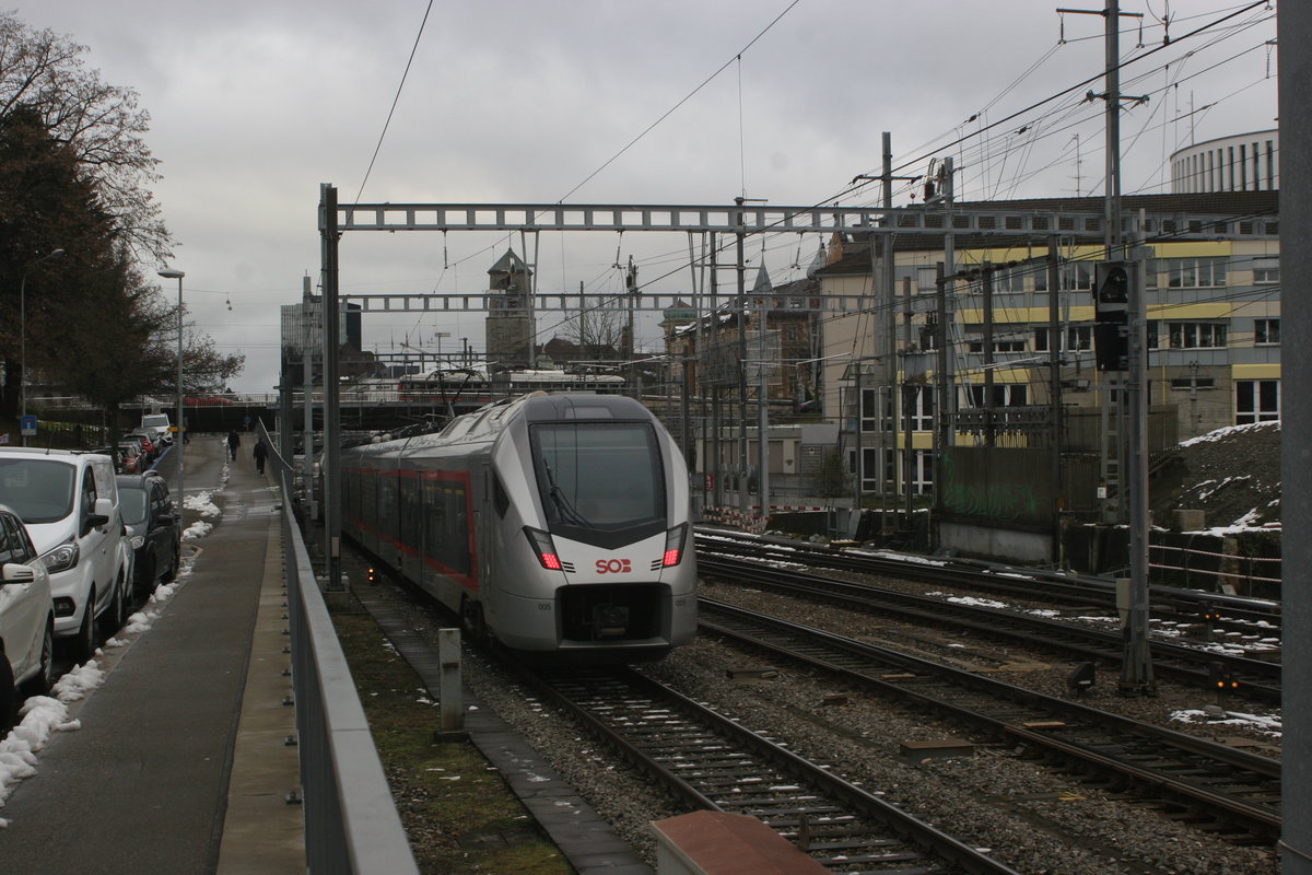 Nachschuss auf den Silberflirt der SOB, dem RABe 526 005, als er gerade in den Bahnhof St. Gallen HB einfuhr. Standpunkt: Strasse bei der Kirche St. Leonhard.
St. Gallen St. Leonhard, 13.12.2020 