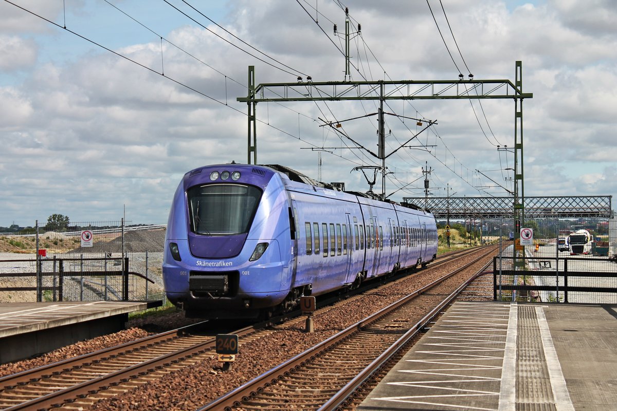 Nachschuss auf Skånetrafiken X61001  Sally Bauer , als dieser am Vormittag des 17.07.2019 als Pågatågen durch den Haltepunkt von Hjärup in Richtung Lund fuhr.