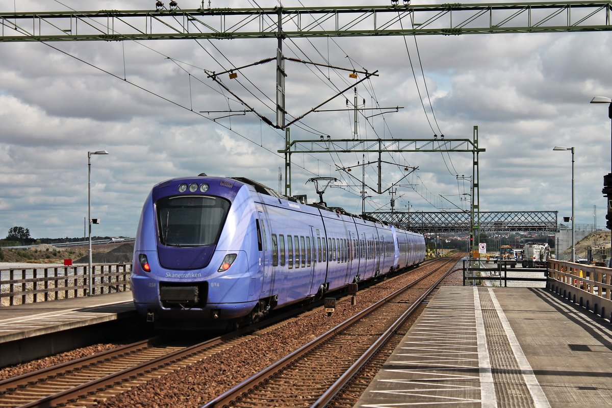 Nachschuss auf Skånetrafiken X61034, als dieser am Mittag des 17.07.2019 zusammen mit Skånetrafiken X61047 als Pågatågen aus dem Haltepunkt von Hjärup in Richtung Lund fuhren.