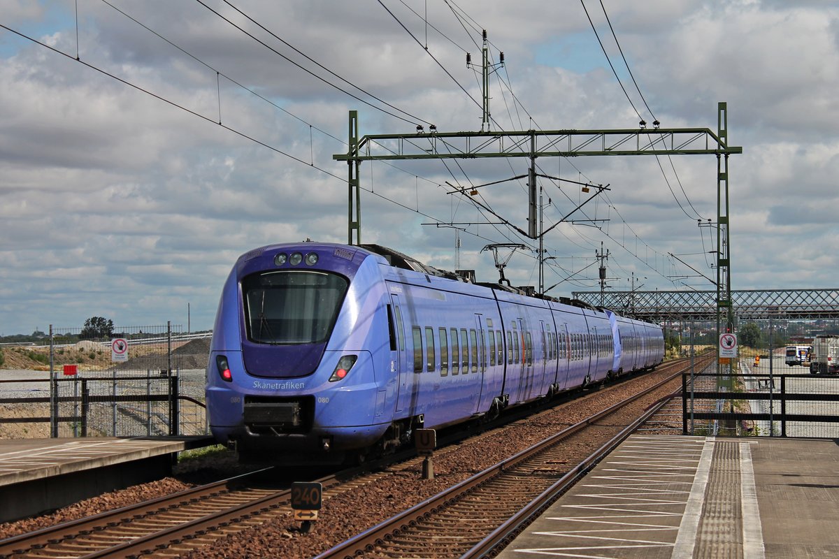 Nachschuss auf Skånetrafiken X61080, als dieser am Vormittag des 17.07.2019 zusammen mit Skånetrafiken X61061 als Pågatågen durch en Haltepunkt von Hjärup in Richtung Lund fuhr.
