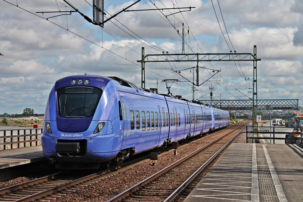 Nachschuss auf Skånetrafiken X61082, als dieser am Vormittag des 17.07.2019 zusammen mit Skånetrafiken X61097 als Pågatågen durch den Haltepunkt von Hjärup in Richtung Lund fuhren.