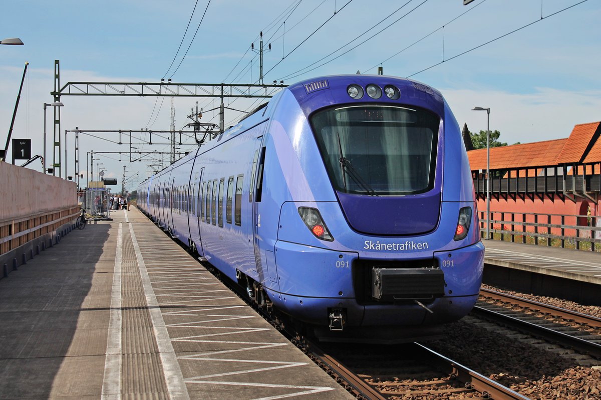 Nachschuss auf Skånetrafiken X61091, als dieser am Vormittag des 17.07.2019 zusammen mit Skånetrafiken X61090 als Pågatågen im Haltepunkt von Hjärup einen Ziwschehalt einlegten.