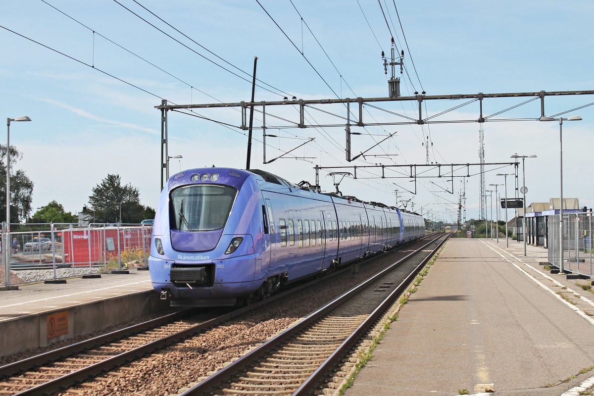 Nachschuss auf Skånetrafiken X61092, als dieser am Vormittag des 17.07.2019 zusammen mit Skånetrafiken X61089 als Pågatågen durch den Haltepunkt von Hjärup in Richtung Malmö fuhr.