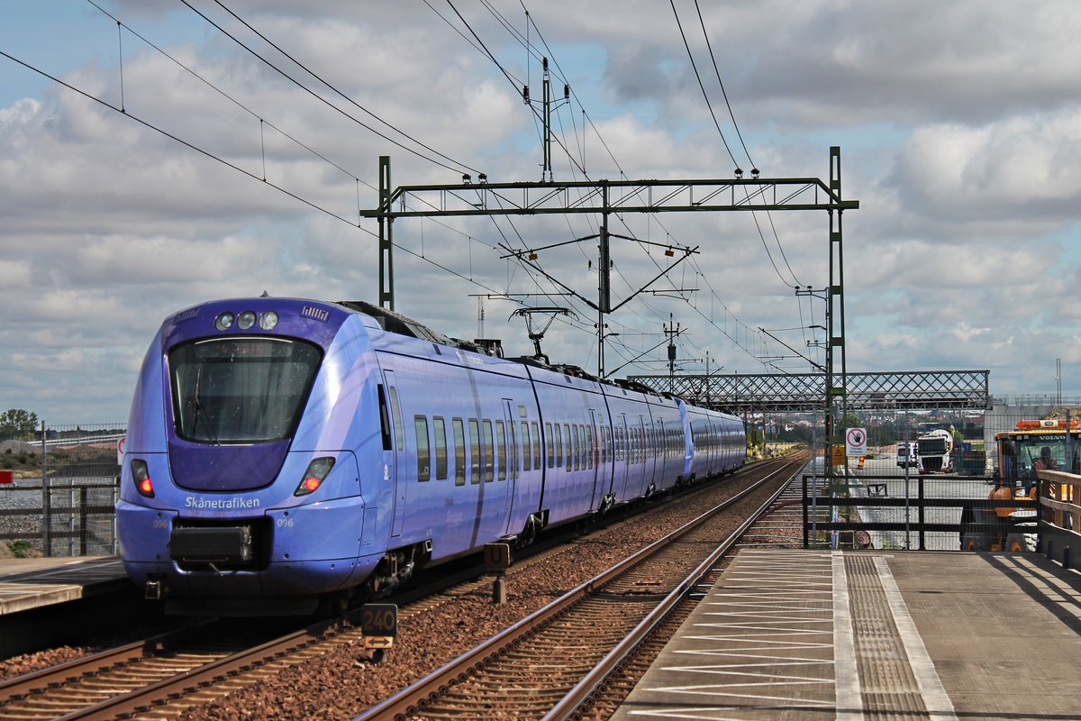 Nachschuss auf Skånetrafiken X61096, als dieser am Vormittag des 17.07.2019 zusammen mit Skånetrafiken X61050  Herbert Felix  als Pågatågen aus dem Haltepunkt von Hjärup in Richtung Lund fuhr.