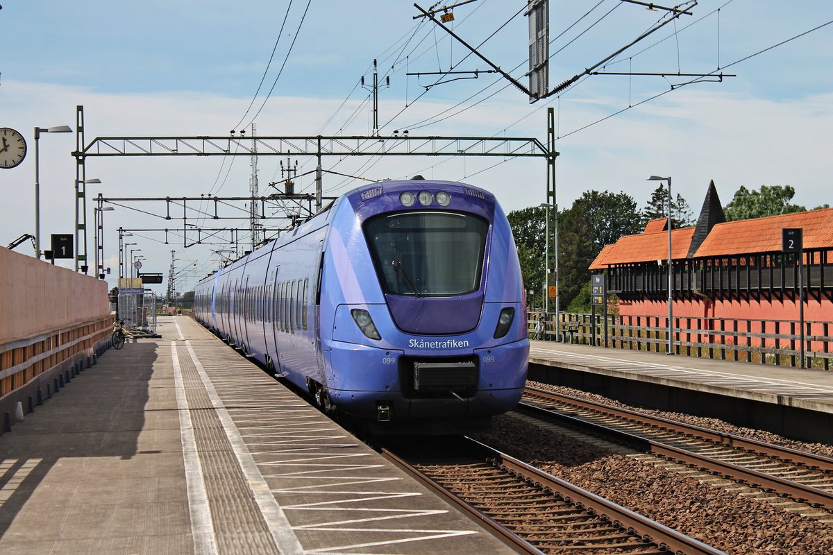 Nachschuss auf Skånetrafiken X61099, als dieser am Vormittag des 17.07.2019 zusammen mit Skånetrafiken X61086 als Pågatågen durch den Haltepunkt von Hjärup in Richtung Malmö fuhr.