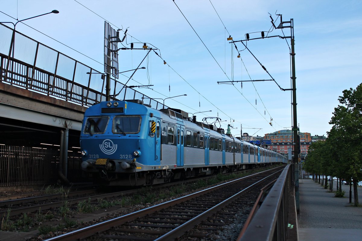Nachschuss auf SL 3128, SL 3123, SL 3149 und SL 3119 am 29.05.2015, als sie in Richtung des Söderledstunneln auf dem südlichen Teil der Centralbron fuhren.