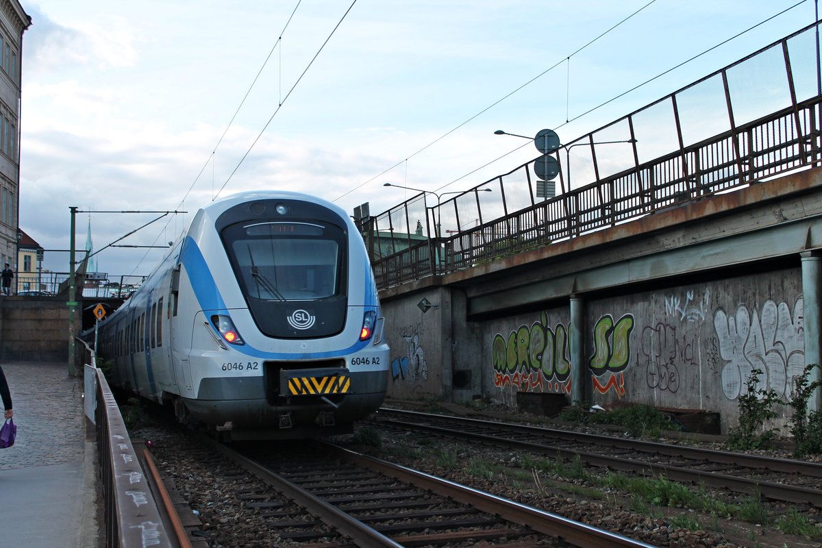 Nachschuss auf SL X60 6046 A2 und SL X60 6028 A1 am 29.05.2015, als sie zusammen auf der südlichen Centralbron gen Stockholm C fuhren.