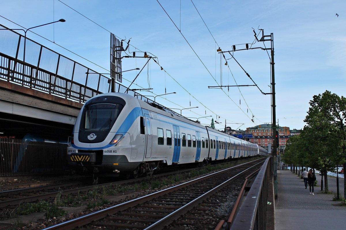 Nachschuss auf SL X60 6058 A1 und SL X60 6075 A2 am 29.05.2015 in Richtung Söderledstunneln auf dem südlichen Teil der Centralbron fuhren.