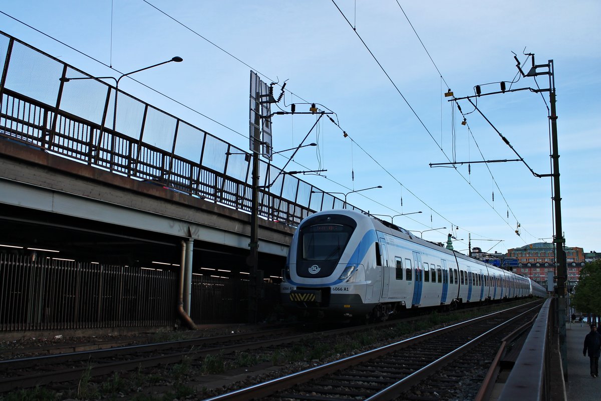 Nachschuss auf SL X60 6066 A1 am 29.05.2015, als dieser zusammen mit SL X60 6073 A2 auf dem südlichen Teil der Centralbron in Richtung Söderledstunneln fuhr.