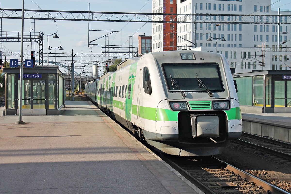 Nachschuss auf Sm3 7103 (7 000 003-4), als dieser am Abend des 10.07.2019 als S 49 (Helsinki - Vasa) von Gleis 3 aus dem Bahnhof von Tampere in Richtung Norden. Bis nach Tampere fuhr er mit dem Sm3 7610 (7 000 010-9), welcher als S 89 (Heslinki - Jyväskylä) verkehrte, zusammen.