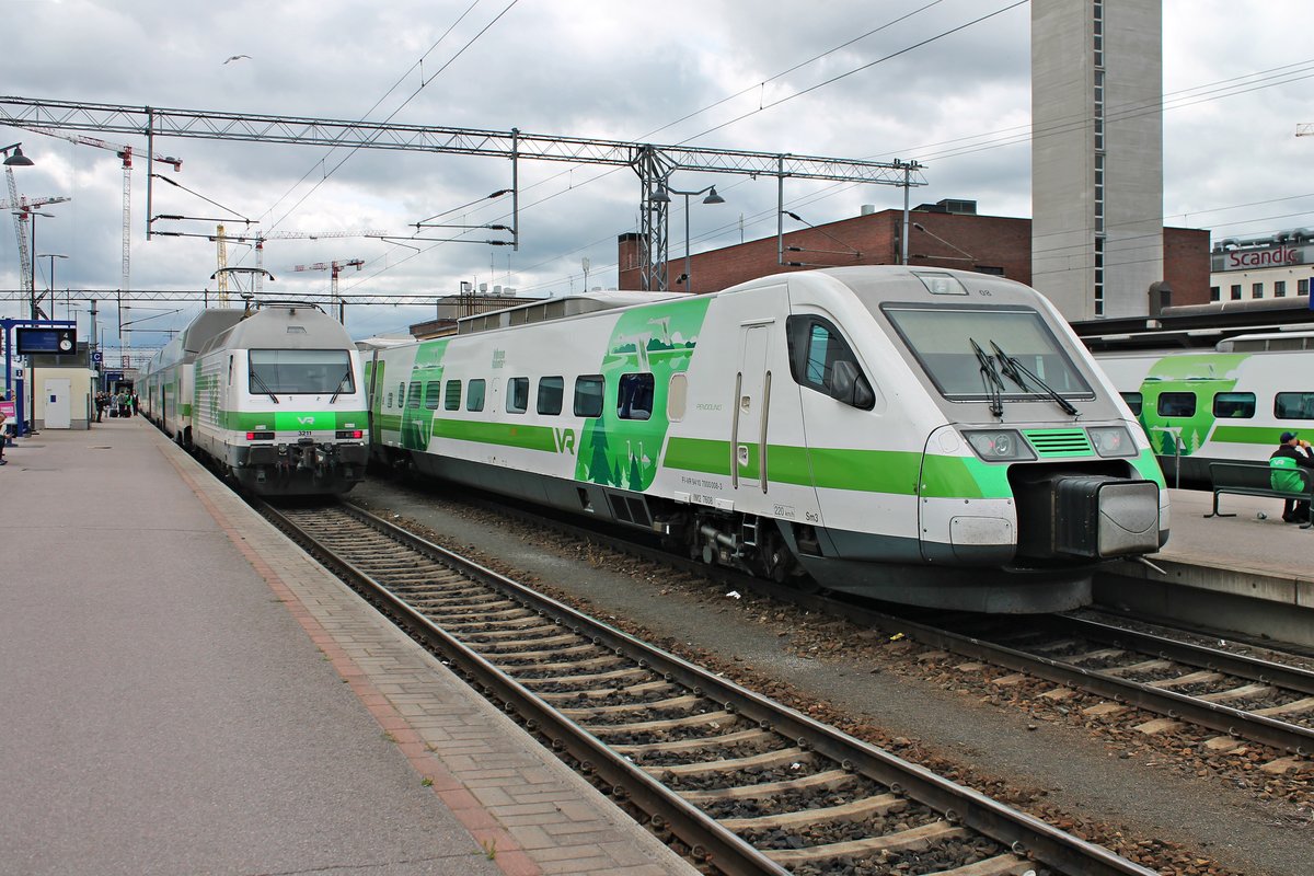 Nachschuss auf Sm3 7608 (7 000 008-3), als dieser am Vormittag des 11.07.2019 auf Gleis 3 im Bahnhof von Tampere stand. Links nebenan stand Sr2 3211 mit ihrem IC 142 (Jyväskylä - Helsinki).