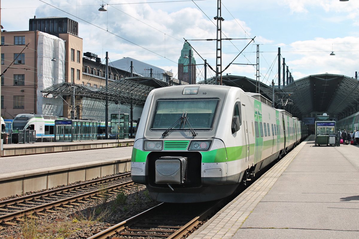 Nachschuss auf Sm3 7610 (7 000 010-9), als dieser am Mittag des 12.07.2019 auf Gleis 9 in den Hauptbahnhof von Helsinki einfuhr.