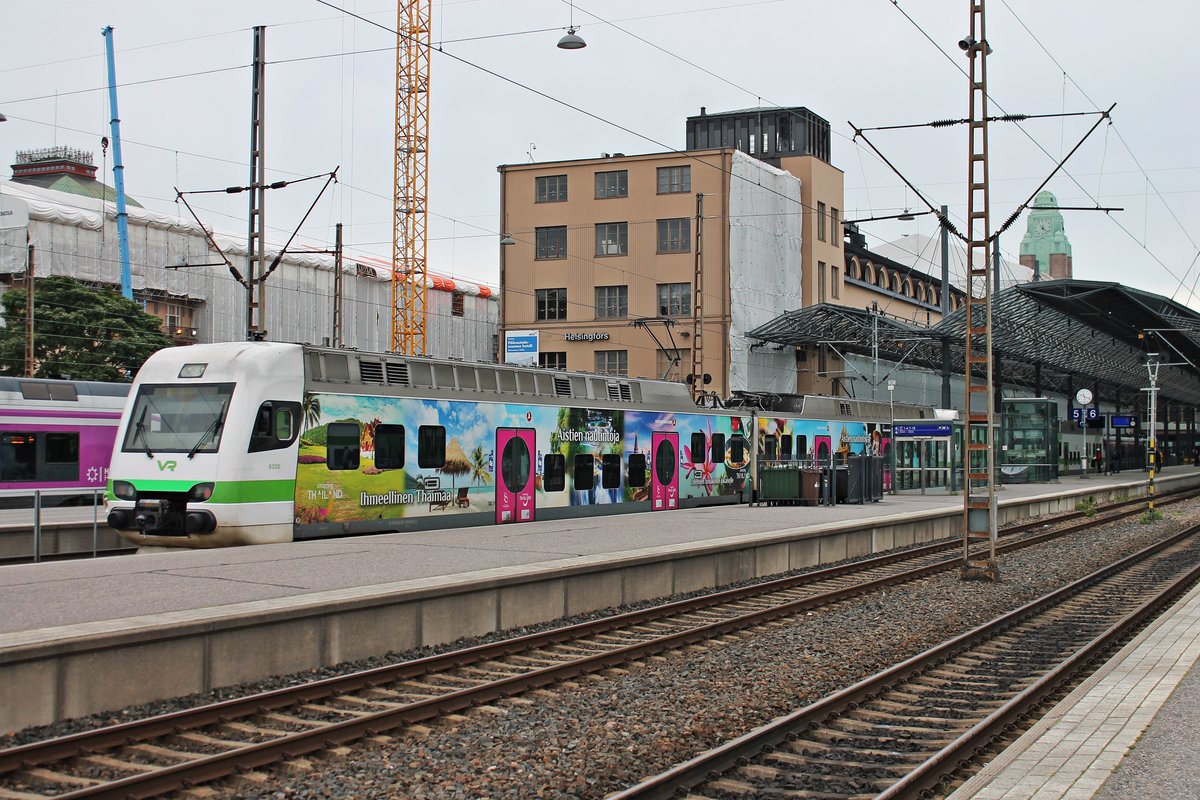 Nachschuss auf Sm4 6330 (6 004 030-5)  Amazing Thailand , als dieser am Morgen des 08.07.2019 zusammen mit Sm4 6424 (6 004 024-8) auf Gleis 5 vom Hauptbahnhof in Helsinki einfuhren.