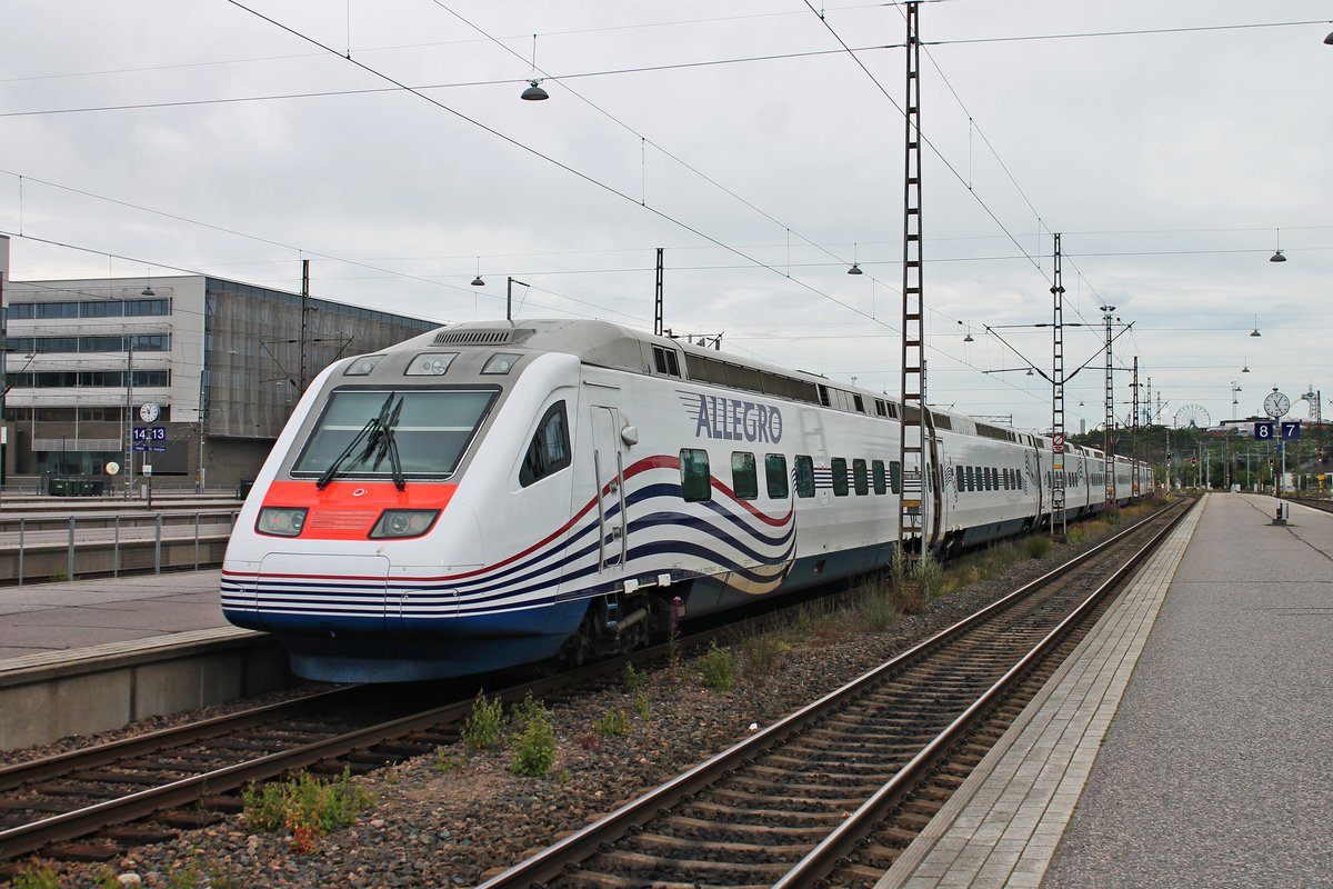 Nachschuss auf Sm6 7154 (3 890 004-4), als dieser am Morgen des 08.07.2019 als Leerzug aus dem Hauptbahnhof von Helsinki in Richtung Abstellung fuhr.