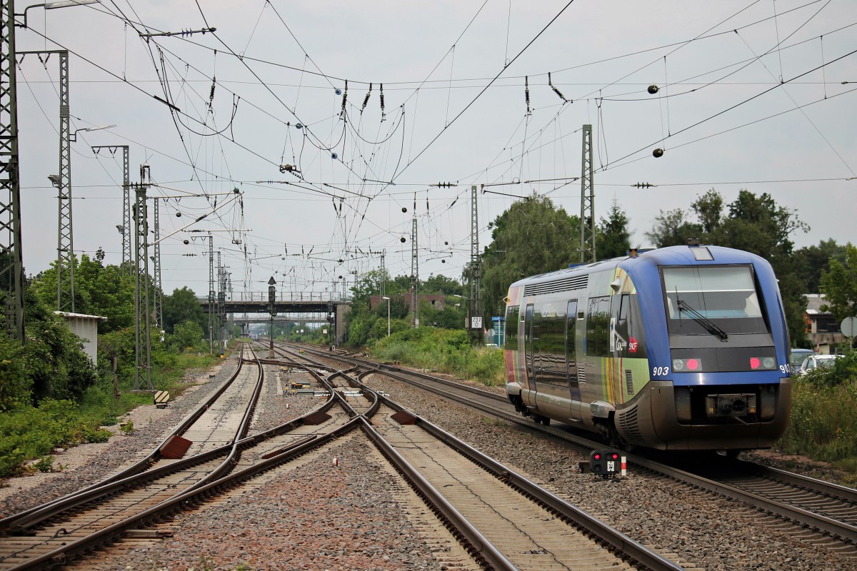Nachschuss auf SNCF TER Alsace X73903, der an diesem Tag als IRE (Mulhouse Ville - Freiburg (Brsg) Hbf) aus dem Bahnhof von Müllheim (Baden) fährt.