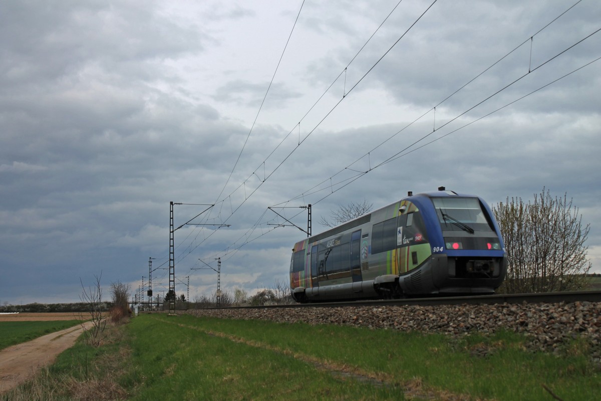 Nachschuss auf SNCF X73904 am 23.03.2014 als IRE aus Mulhouse-Ville nach Freiburg (Brsg) Hbf. Hier kurz hinter dem Bahnhof von Müllheim (Baden).