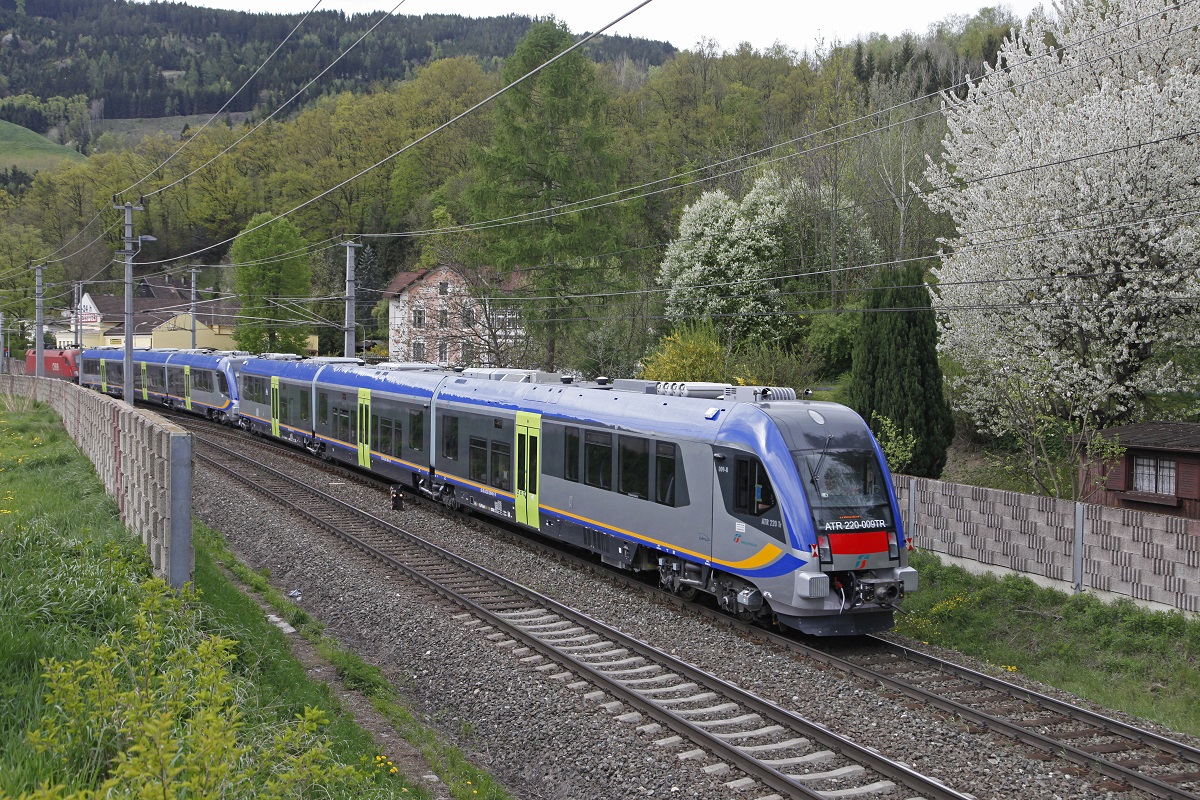 Nachschuß auf den Sondergütezug 49581 in Leoben am 28.04.2015. Am Schluß war der Trieben ATR220-009TR gereiht.