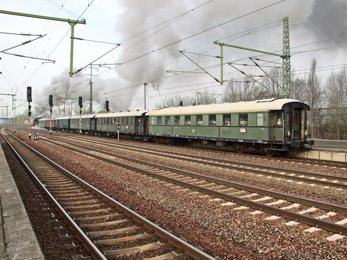 Nachschuss auf den Sonderzug der Dampflokfreunde Berlin e.V. mit 52 8131-6 der WFL am 15. April 2018 im Bahnhof Berlin Schönefeld Flughafen.

