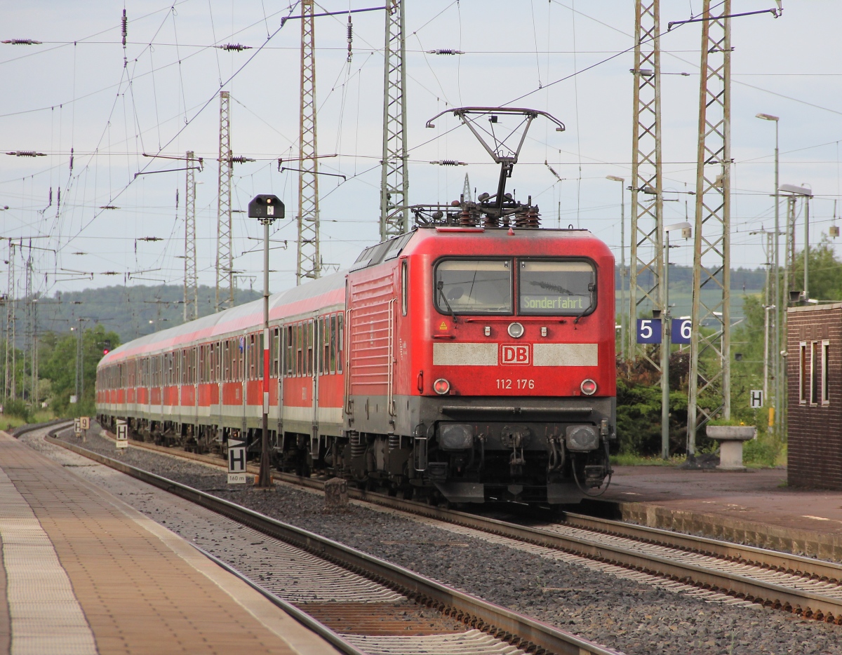 Nachschuss auf den Sonderzug, geschoben von 112 176 in Richtung Norden. Aufgenommen am 02.06.2013 in Eichenberg.