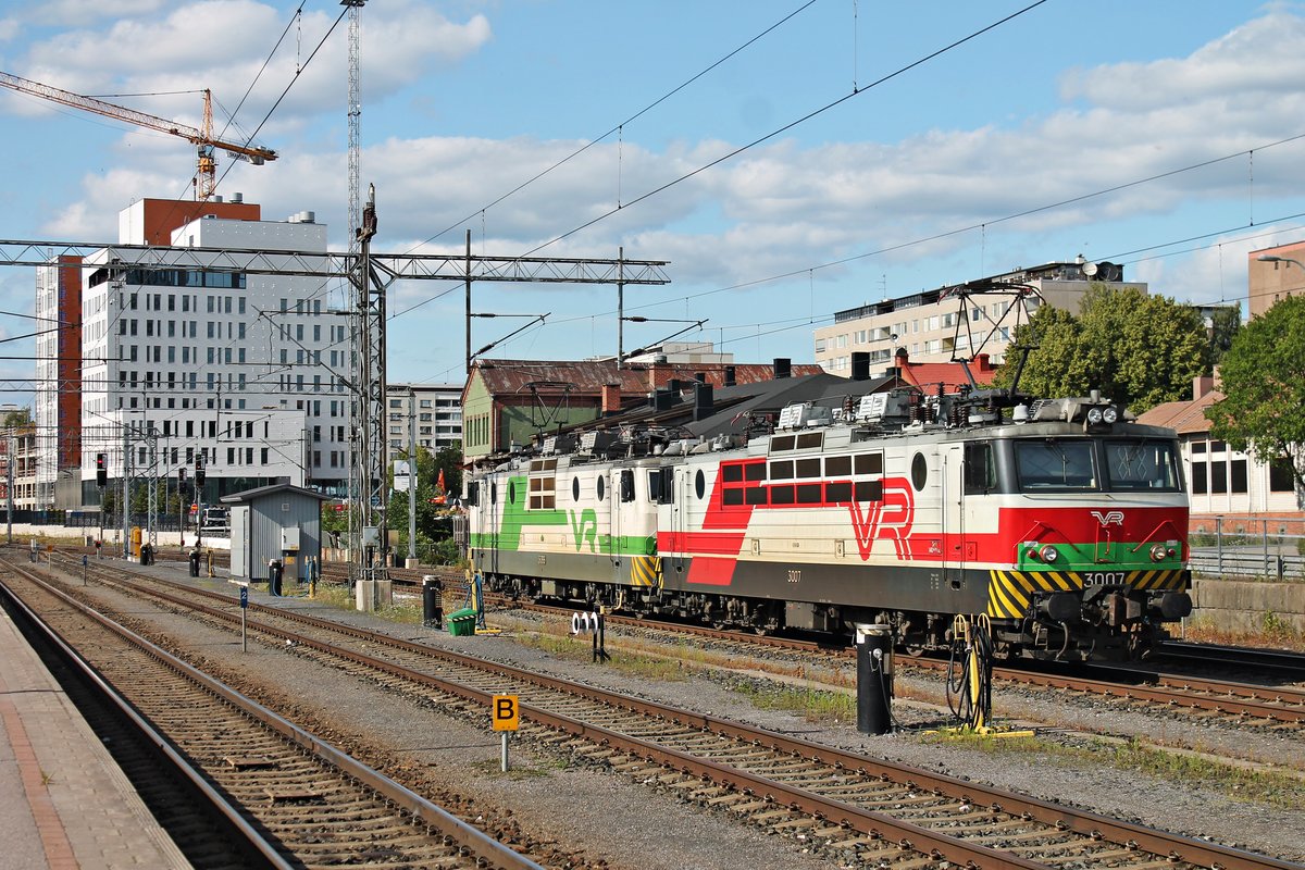Nachschuss auf Sr1 3007, als diese am Nachmittag des 10.07.2019 zusammen mit Sr1 3098 aus Richtung Süden kommend in den Bahnhof von Tampere einfuhr.