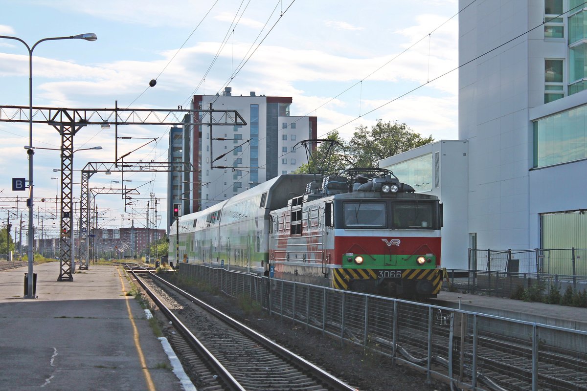 Nachschuss auf Sr1 3066, als diese am Nachmittag des 09.07.2019 ihren kurzen InterCity aus dem Bahnhof von Oulu in Richtung Abstellung. Zuvor kam sie mit dem IC 713 aus Kuopio auf Gleis 1 an.